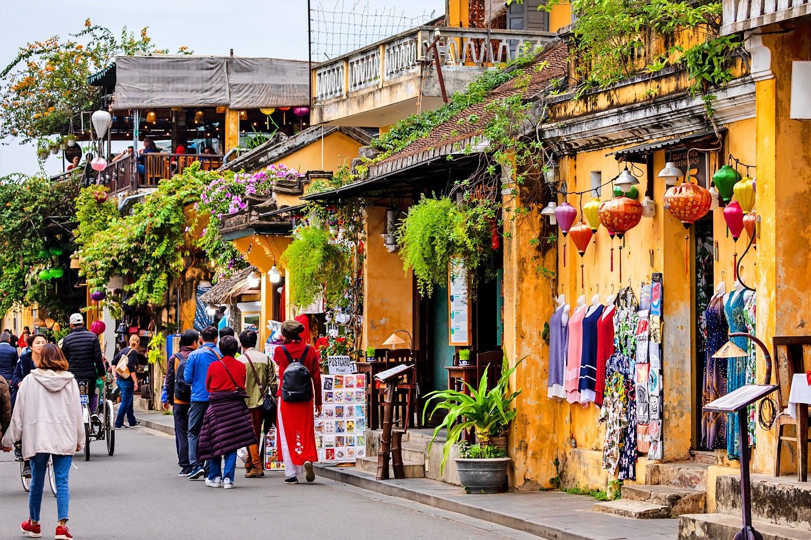 Walking through Hoi An Ancient Town